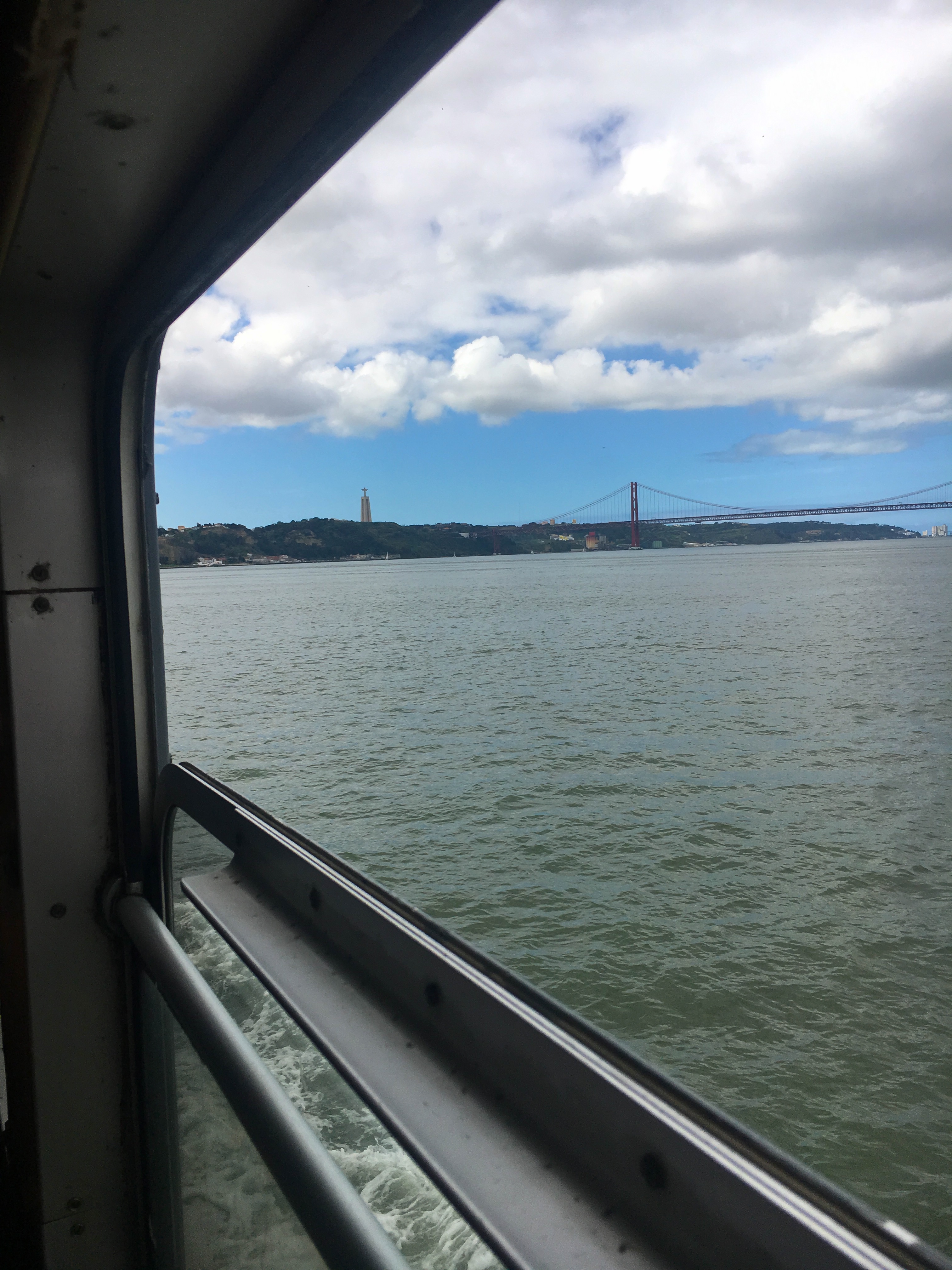 Ferry de Lisbonne, avec vue sur le Pont du 25 avril et le Cristo Rei